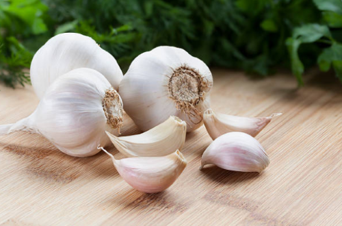 Fresh Lahsun (Garlic) with rich flavor and aroma, perfect for curries, dals, chutneys, vegetables, sauces, and everyday cooking. Order fresh garlic online from LAMKAN.