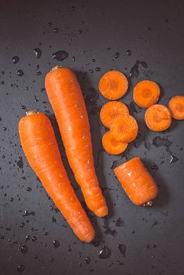 Fresh Carrot (Gajar) with a naturally sweet taste and crunchy texture. Perfect for salads, cooking, juices, soups, and everyday meals. Order fresh carrots online from LAMKAN.