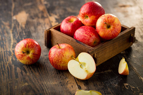 Fresh Apple (Seb) with a naturally sweet taste, crisp texture, and juicy freshness. Perfect for healthy snacking, breakfast, fruit salads, and everyday consumption. Order fresh apples online from LAMKAN.